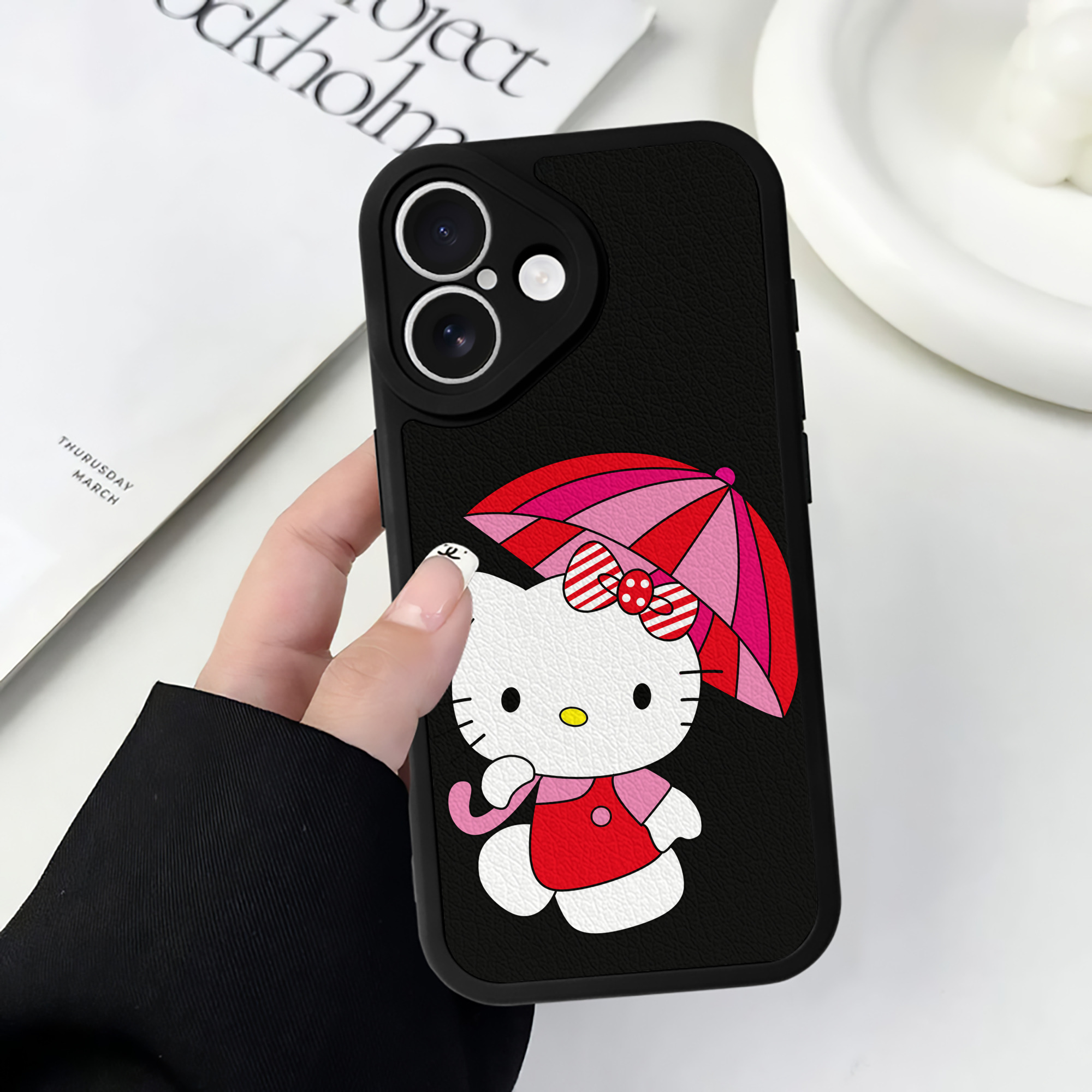 （画像用） Hello Kitty ハローキティ 【iPhone 16シリーズ対応】シリコンスマホケース（レザー調） 材質：シリコン